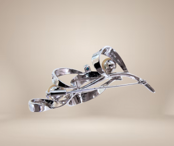 Adorna zilver broche gele faux parel turquoise beige achtergrond 1