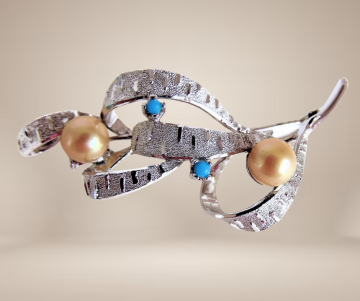 Adorna zilver broche gele faux parel turquoise beige achtergrond 2