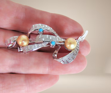 Adorna zilver broche gele faux parel turquoise beige achtergrond 3