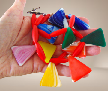 Afrikaanse trade beads gesmolten glas kleurrijk ketting beige achtergrond 3