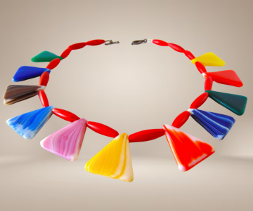 Afrikaanse trade beads gesmolten glas kleurrijk ketting beige achtergrond 4