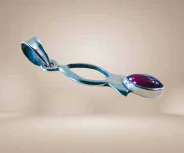 Almandine granaat druppel lange zilveren hanger beige achtergrond 1