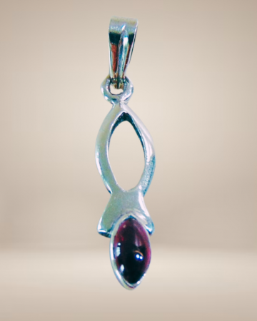 Almandine granaat druppel lange zilveren hanger beige achtergrond 2