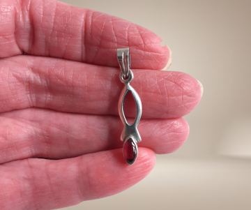 Almandine granaat druppel lange zilveren hanger beige achtergrond 3