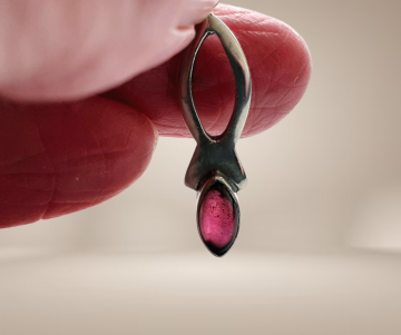 Almandine granaat druppel lange zilveren hanger beige achtergrond 4