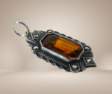 Antiek art deco zilveren rechthoek hanger markasiet en amber glas beige achtergrond 1
