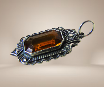 Antiek art deco zilveren rechthoek hanger markasiet en amber glas beige achtergrond 2