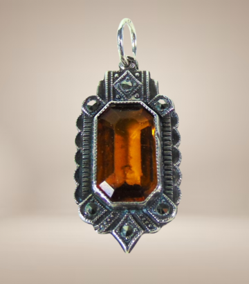 Antiek art deco zilveren rechthoek hanger markasiet en amber glas beige achtergrond 3