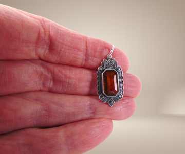 Antiek art deco zilveren rechthoek hanger markasiet en amber glas beige achtergrond 4