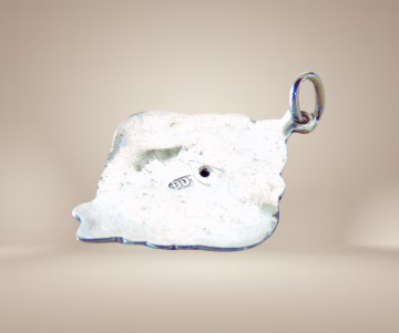 Antiek art nouveau repousse bloemen hanger zilver beige achtergrond