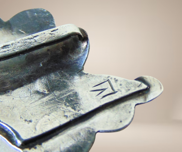 Antiek russische niello zilveren belt buckle riem gesp beige achtergrond