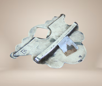 Antiek russische niello zilveren belt buckle riem gesp beige achtergrond 2