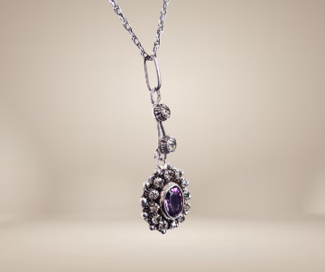 Antiek zilver entourage diamant amethist paste hanger ketting beige achtergrond