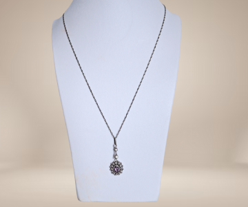 Antiek zilver entourage diamant amethist paste hanger ketting beige achtergrond 1