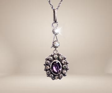 Antiek zilver entourage diamant amethist paste hanger ketting beige achtergrond 2