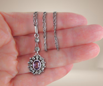 Antiek zilver entourage diamant amethist paste hanger ketting beige achtergrond 5