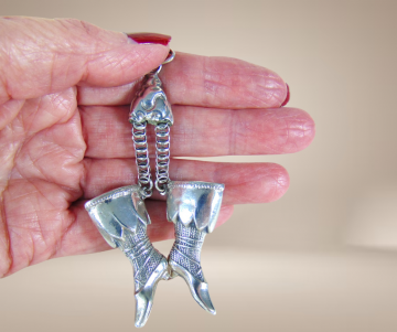 Antiek zilver zware boot laarzen breidoppen hanger beige achtergrond