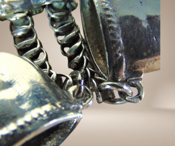 Antiek zilver zware boot laarzen breidoppen hanger beige achtergrond 1