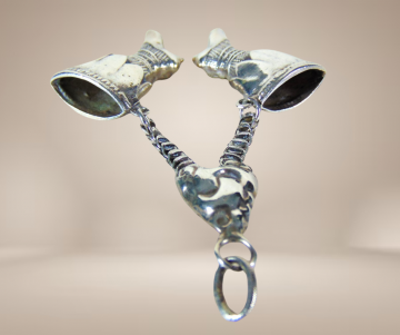 Antiek zilver zware boot laarzen breidoppen hanger beige achtergrond 2