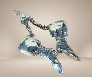 Antiek zilver zware boot laarzen breidoppen hanger beige achtergrond 3