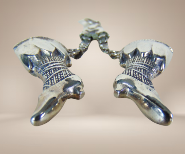 Antiek zilver zware boot laarzen breidoppen hanger beige achtergrond 4