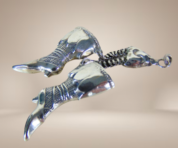 Antiek zilver zware boot laarzen breidoppen hanger beige achtergrond 5