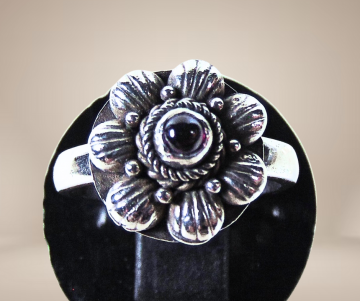 Antiek zilveren 925 klein bloem ring granaat beige achtergrond 3