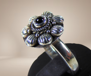 Antiek zilveren 925 kleine bloem ring granaat beige achtergrond 1