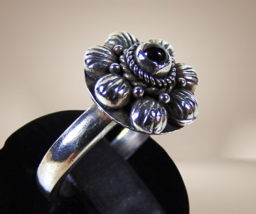 Antiek zilveren 925 kleine bloem ring granaat beige achtergrond 4