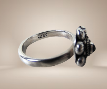 Antiek zilveren 925 kleine bloem ring granaat beige achtergrond 5