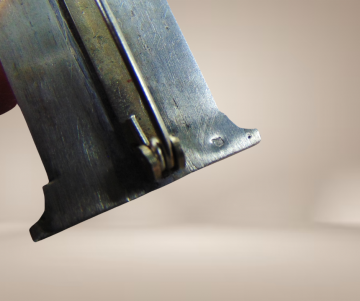 Antieke 18de eeuw zuil broche beige achtergrond