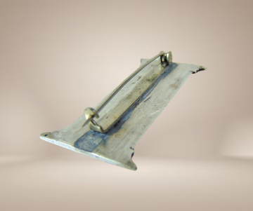 Antieke 18de eeuw zuil broche beige achtergrond 1