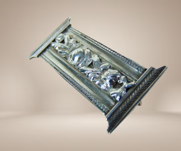 Antieke 18de eeuw zuil broche beige achtergrond 2