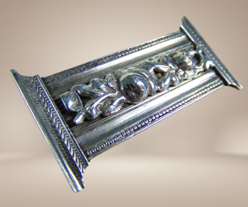 Antieke 18de eeuw zuil broche beige achtergrond 3