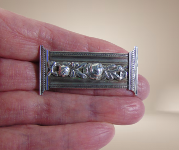 Antieke 18de eeuw zuil broche beige achtergrond 4