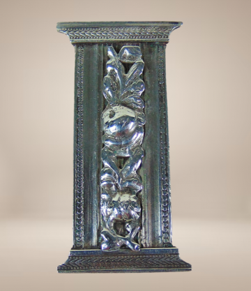 Antieke 18de eeuw zuil broche beige achtergrond 5