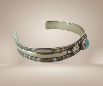 Antieke alpaca cuff armband ronde lichte turquoise cabochon beige achtergrond