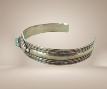 Antieke alpaca cuff armband ronde lichte turquoise cabochon beige achtergrond 1