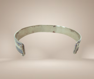 Antieke alpaca cuff armband ronde lichte turquoise cabochon beige achtergrond 2