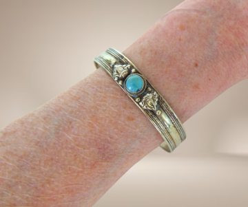 Antieke alpaca cuff armband ronde lichte turquoise cabochon beige achtergrond 3