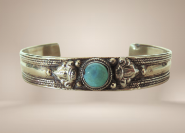 Antieke alpaca cuff armband ronde lichte turquoise cabochon beige achtergrond 4