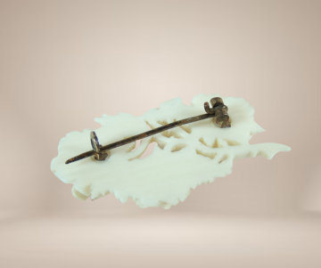 Antieke broche gesneden been roosjes beige achtergrond
