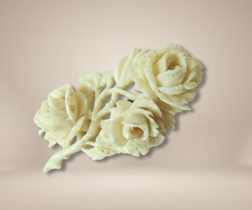Antieke broche gesneden been roosjes beige achtergrond 1