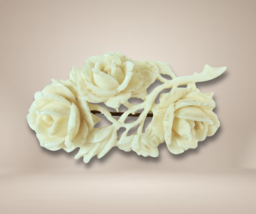 Antieke broche gesneden been roosjes beige achtergrond 2