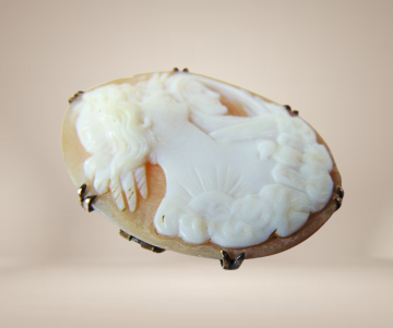 Antieke camee dubbel portret 2 vrouwen vogel zon beige achtergrond