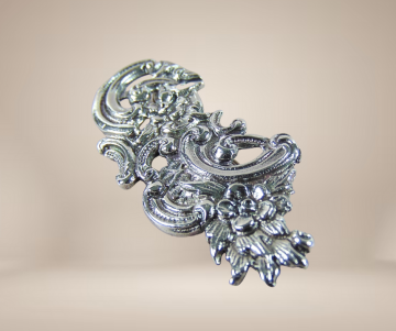 Antieke lange zilveren bloemen bogen broche 1  veranderd pluimpje rechts beige achtergrond