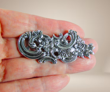 Antieke lange zilveren bloemen bogen broche 1  veranderd pluimpje rechts beige achtergrond  1