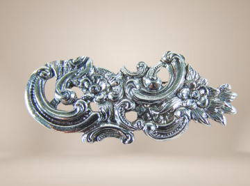 Antieke lange zilveren bloemen bogen broche 1  veranderd pluimpje rechts beige achtergrond  2