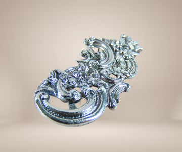 Antieke lange zilveren bloemen bogen broche 1  veranderd pluimpje rechts beige achtergrond  3