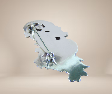 Antieke lange zilveren bloemen bogen broche 1  veranderd pluimpje rechts beige achtergrond  4